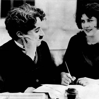 Happy birthday Lita Grey (15 April 1908).
Lita Grey adlh istri kedua Charlie dan ibu dari Charlie Jr & Sydney Chaplin 