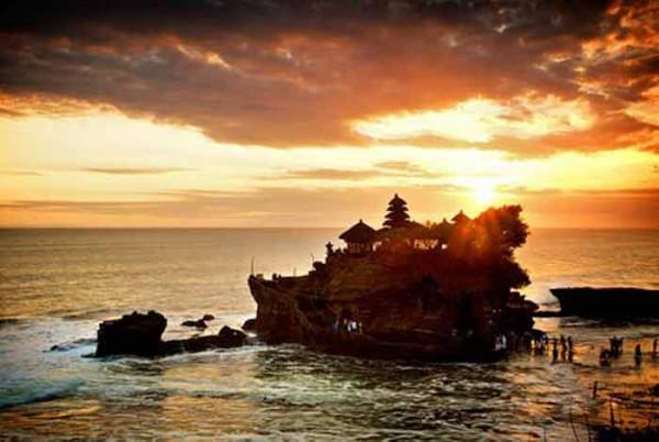 kumendan007's tweet photo. #Tanah #Lot salah satu tempat wisata di Bali yang memiliki panorama sunset terbaik yang bernama Sunset Terrace. http://t.co/gHpNnsOMLc
