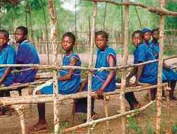 LaNacionGT's tweet photo. Niños regresan a la escuela en Sierra Leona, con ocho meses de  ... - http://t.co/axUl5RAMZ5 http://t.co/1nCpa2cmsY