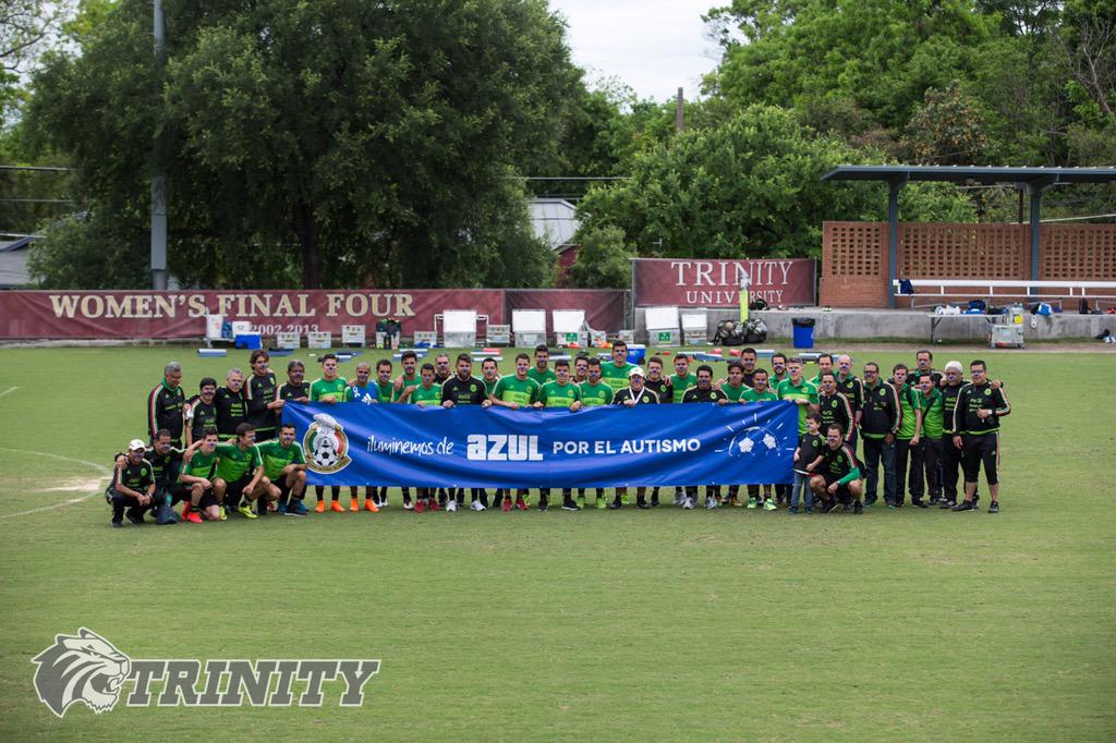 TUWSoccer's tweet photo. This was great to see from @FEMEXFUTOFICIAL.  #Community #AutismAwareness #OutsideTheLines http://t.co/fIVXKgv8ZB