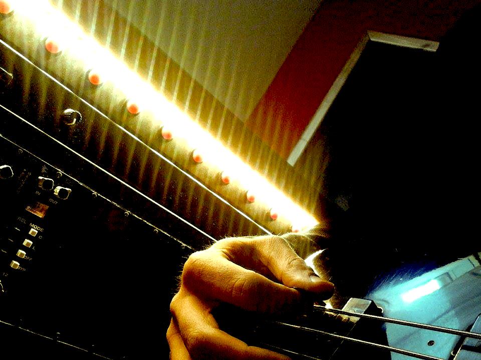 EmilioSorrident's tweet photo. Recording some bass guitar (and lights) @RosManica @SpinosaNico @RNCmusic #skinshells http://t.co/hpMWCJc9v9
