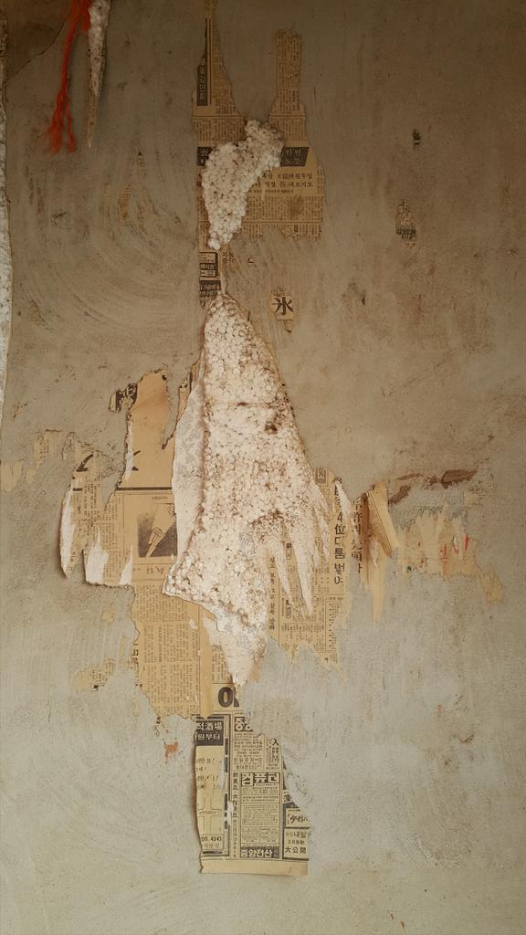theseoulvillage's tweet photo. #Hanok restoration in #Tongui-dong (#Seochon, #Jongno, #Seoul). Always an opportunity to read old newspapers. http://t.co/oh6bXYzihf