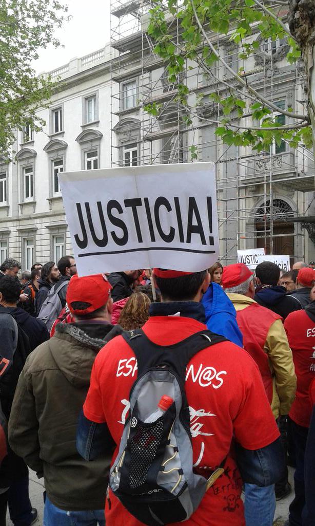 EdukFuenla's tweet photo. La justicia puede adomecerse un poco,pero al fin ve claro @cocacolaenlucha #SupremoEreNuloCocaCola #Fuenlabrada http://t.co/4g6cI35k3e