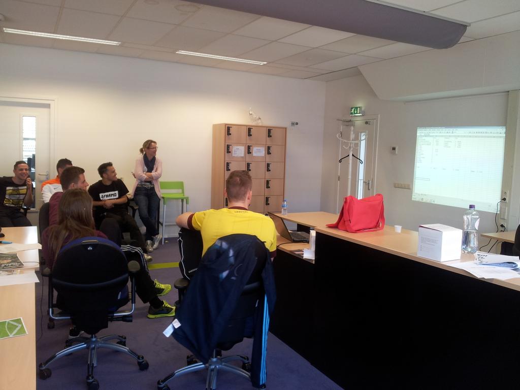 MarjoleinBeelen's tweet photo. Workshop 5: Financiën inkomsten&amp;uitgaven. #booster @LumensSport @Lumensindebuurt http://t.co/9NIo2yt8Wv