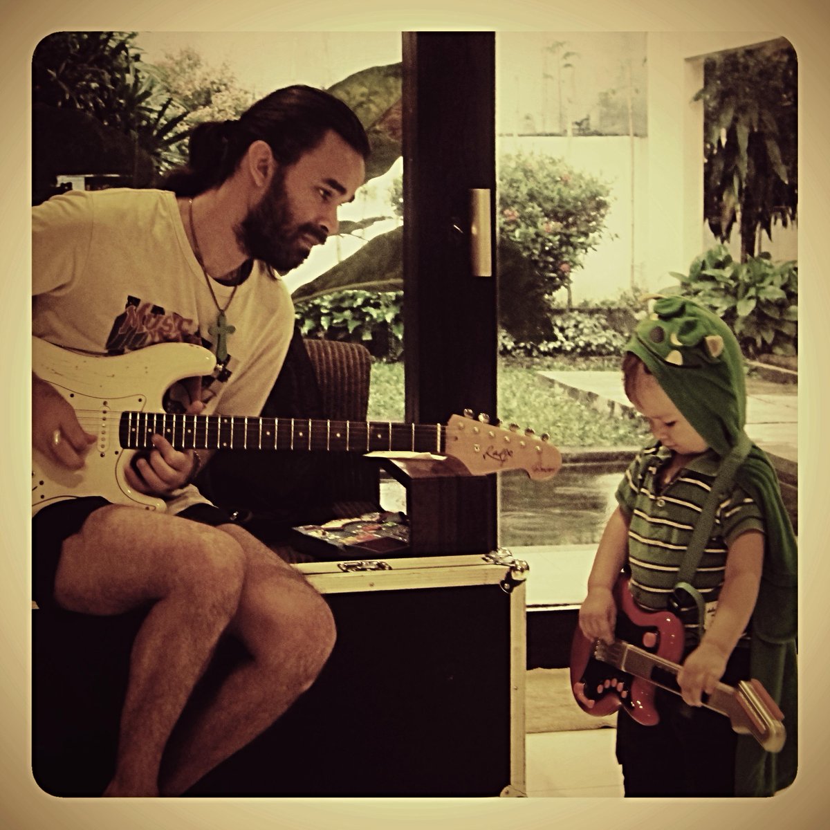 how nice view RT <a href="/RamaSatria_/">Rama Satria</a>: Guitar lessons with Zafiro ♥