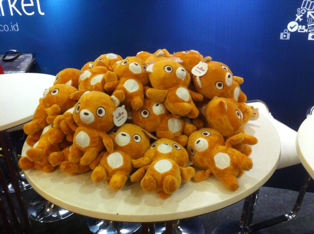 dailysocial's tweet photo. Mau boneka dan note lucu? Mampir yuk ke booth @MoboMarketID #ECID2015 http://t.co/C9zods1NQO