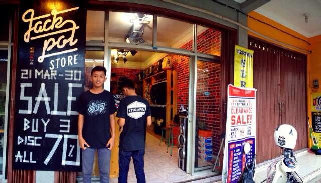 StugApparel's tweet photo. Selamat siang mates !!! Buat info saja sale masi berlaku, yok langsung ke store jangan sampe ketinggalan http://t.co/l0My4CJkkP