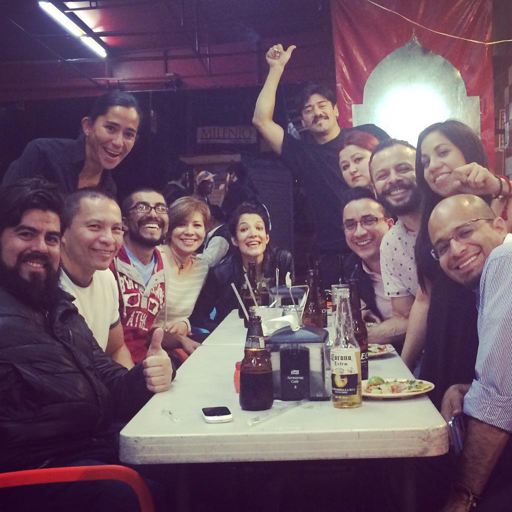 emmanuelmoral's tweet photo. Así, arranque mi cumpleaños @ObraFandoYLis @MarianaTrejoP @scar_rivera @_MCFelix_ @DarioFimbres @karindior 😘🍻🍴😗 http://t.co/UemoPE085K
