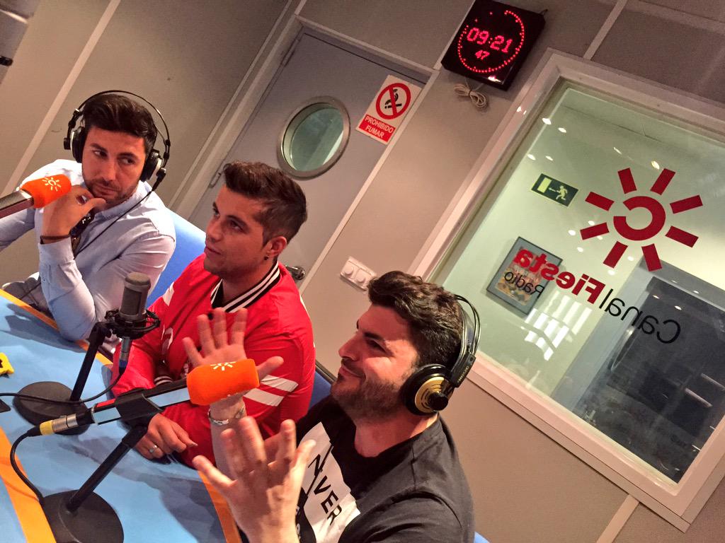 Decai's tweet photo. Nos estáis escuchando en #AndalevantalohaceDecai de @canalfiesta con @ertrivi69? Estamos en directo presentando #DAME http://t.co/pP1J1VQDXA