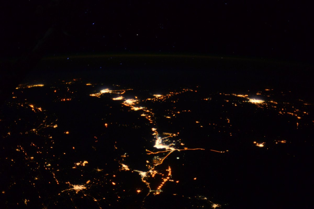 AstroSamantha's tweet image. (IT) E sempre nella stessa regione: cosa sono quegli agglomerati di luci rosse? #HelpRequired