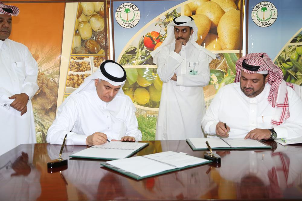 MEWA_KSA's tweet photo. وزير الزراعة يوقع عقد الحملة التوعوية الإرشادية للتوعية من مرض كورونا. http://t.co/gpQdcbwfm5