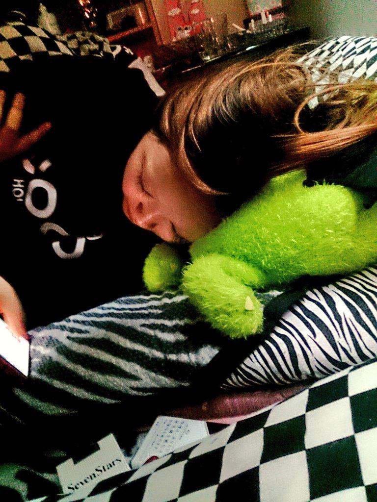 なつきんちとまり
二日酔いだ。
あと二人わ死んでます。