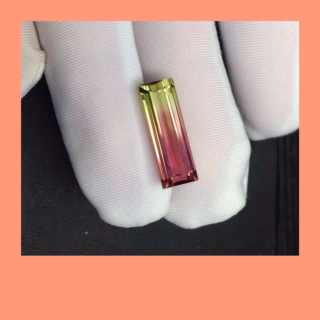 JefferySjr's tweet photo. 6.85c't #doublecolor#tourmaline#doublecoloryourmaline。SIZE;18.12*6.34*5.72m'm。#PRICE:240$/carat.  Wechat;18500846128 http://t.co/SeOY8y1bqA