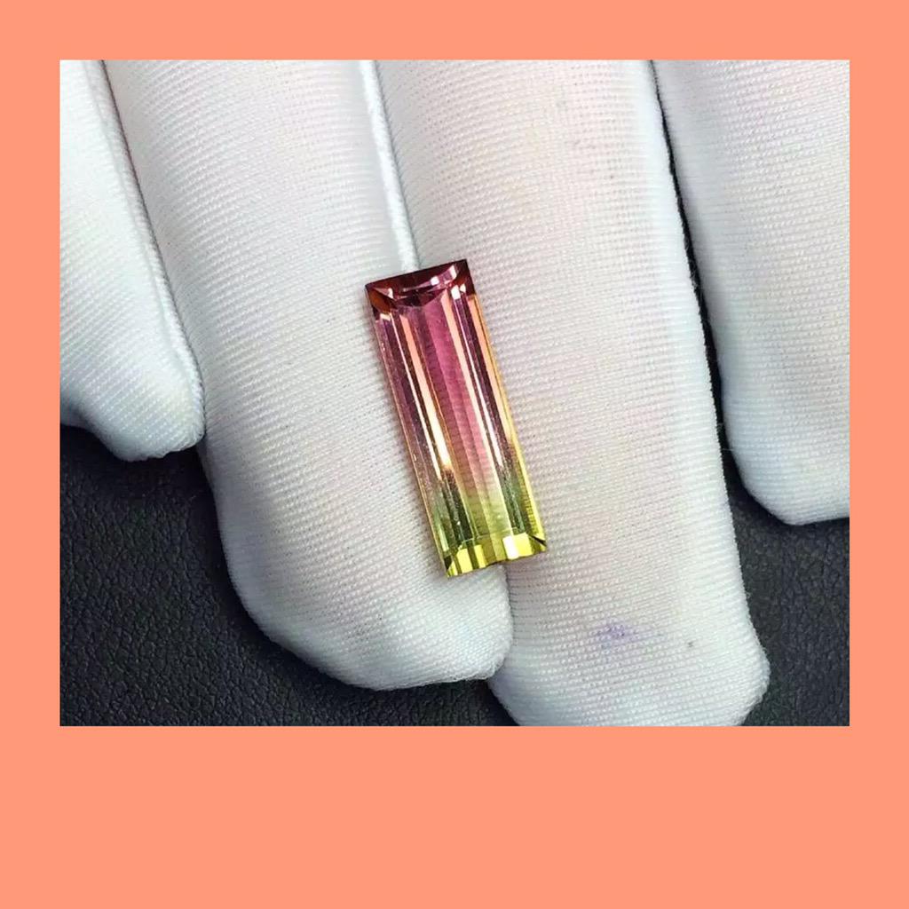 JefferySjr's tweet photo. 6.85c't #doublecolor#tourmaline#doublecoloryourmaline。SIZE;18.12*6.34*5.72m'm。#PRICE:240$/carat.  Wechat;18500846128 http://t.co/SeOY8y1bqA