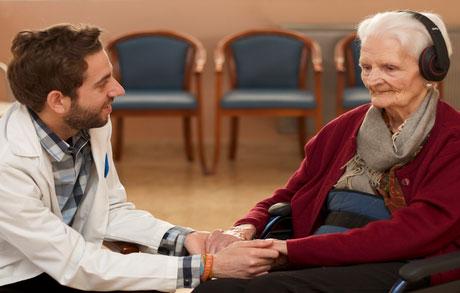elmundosalud's tweet photo. ¿Quiéres ver la reacción d Concha (83 años, con Alzheimer) al escuchar 1 bolero d Los Panchos?http://t.co/ZPd5OhyCAG http://t.co/koDQKRvx7b