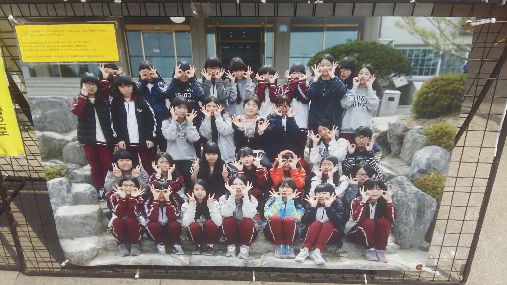 [광화문광장] 단원고 학생들이 1년전 수학여행때 찍은 단체사진이랍니다. 첨 보네요. 저토록 해맑은 아이들이... #잊지않겠습니다 #단원고학생들 #수학여행 #모이 moi.so/Moi_Web/Moi/mo…