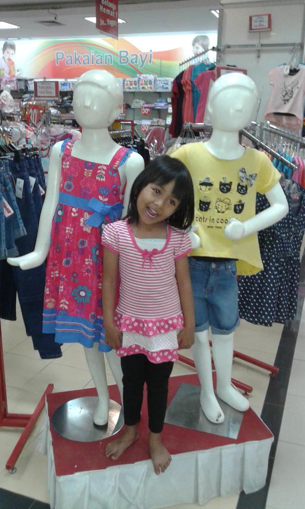 Dia bilang pengen foto bareng manekin!-_-
