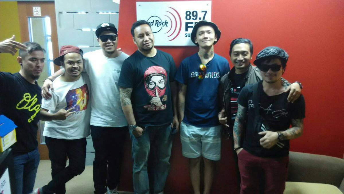 sudah berkumpul manis, @saintlocoband siap menebar keriaan bersama dalam #ROCKLIVE #RockTheNight #malamsakral