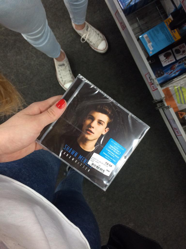 soalli7's tweet photo. Holding gold in my hands @ShawnMendes #HandwrittenToNumber1 http://t.co/v1031JmzJk