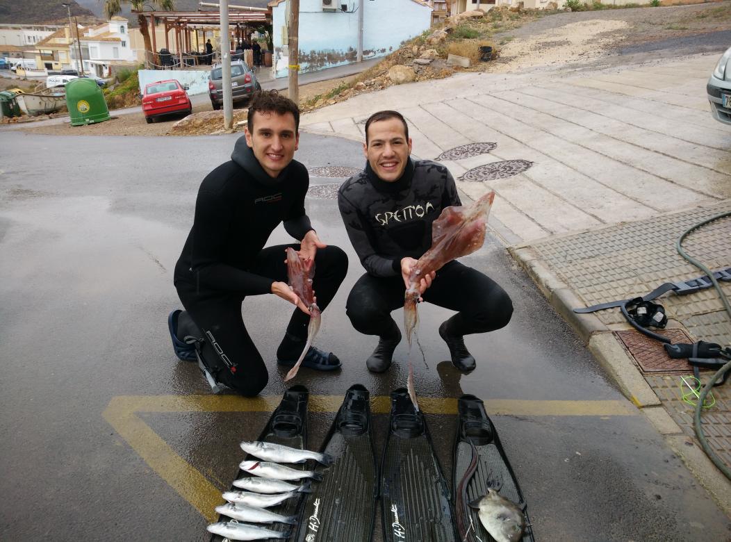 Dani_Almira's tweet photo. Ni en nuestros mejores sueños @JoseDomenech4 dos calamardos y uno de 1'5kg #BobEsponjaSinAmigos http://t.co/k72n05myxA