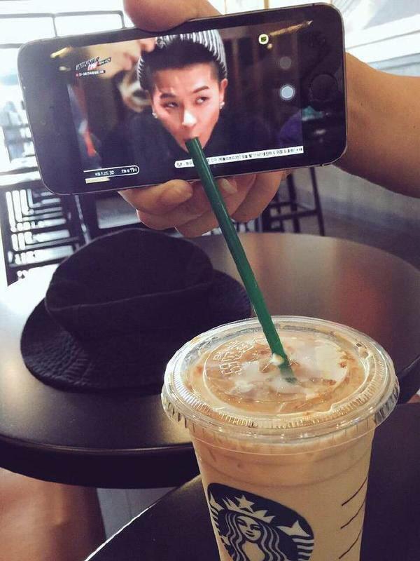 HugeBoyMino_INA's tweet image. ㅋㅋㅋㅋㅋ 😂😂😂 "@WinnerUpdates: Starbucks with #mino 

©owner #winner #winnerupdates http://t.co/6re3htJh67"