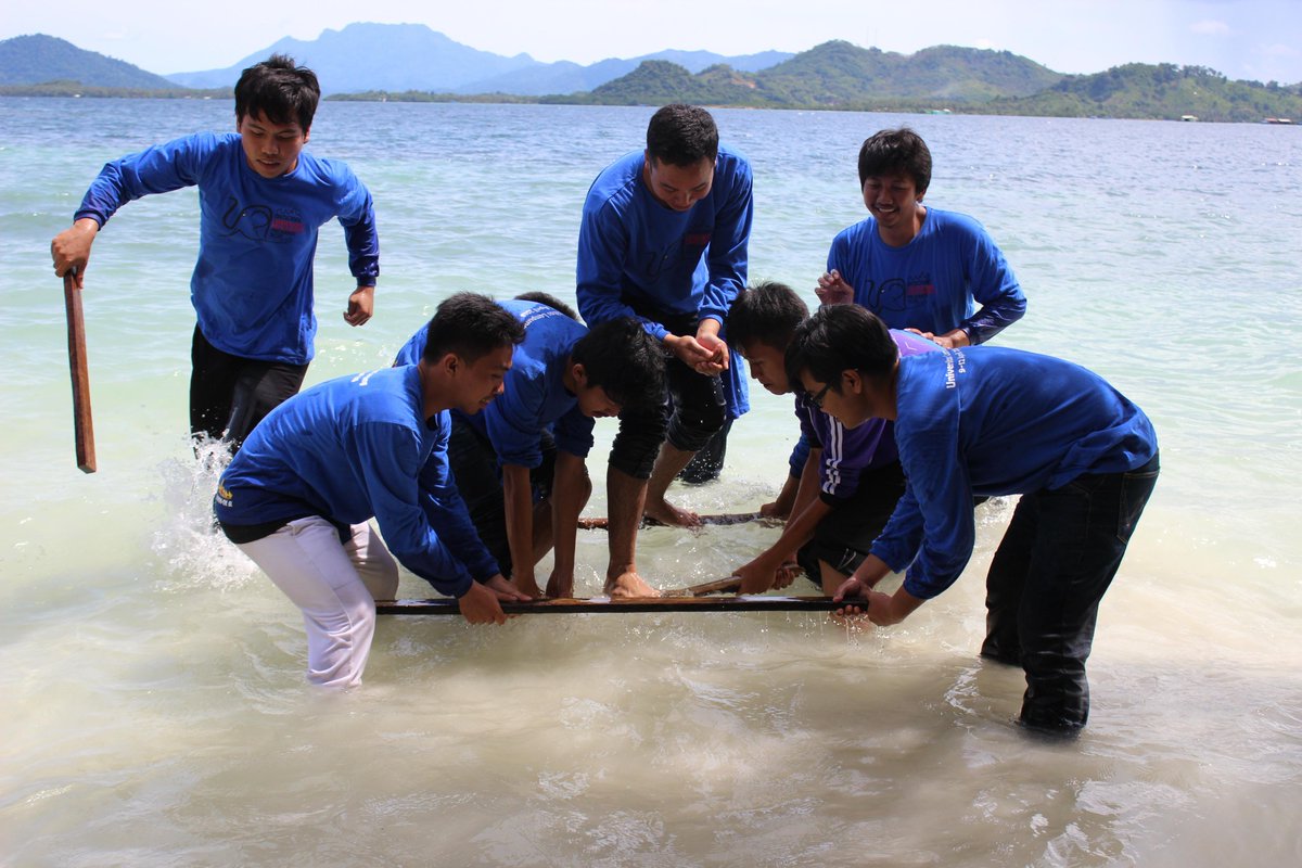 NLDP_Unila's tweet photo. Keseruan peserta LKMM-TM ketika bermain games 
#NLDPUnila #LKMMTM http://t.co/uJN9xdQ0mm