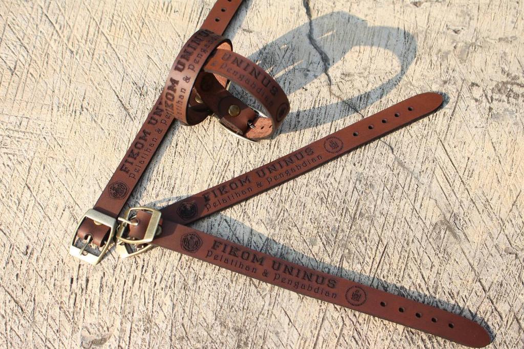 Cuman di <a href="/welah_id/">gelang kulit custom</a> kamu bs custom gelang kulit kamu! Pake foto dan font sesuka kamu semau kamu, cek ig dan twittr nya