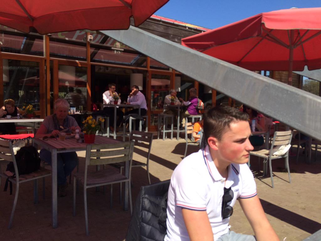 gezellig in de zon bij de <a href="/philipsfruit/">Carlos Faes</a> tuin.