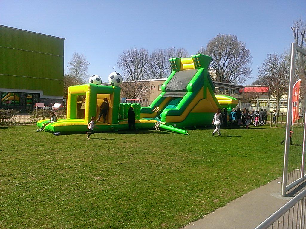 RobbinVerboon's tweet photo. Scoren in de Wijk @ADODenHaag tijdens de opening van het buitenseizoen in Bouwlust met @Streetsport070 http://t.co/RcW5SuebNd