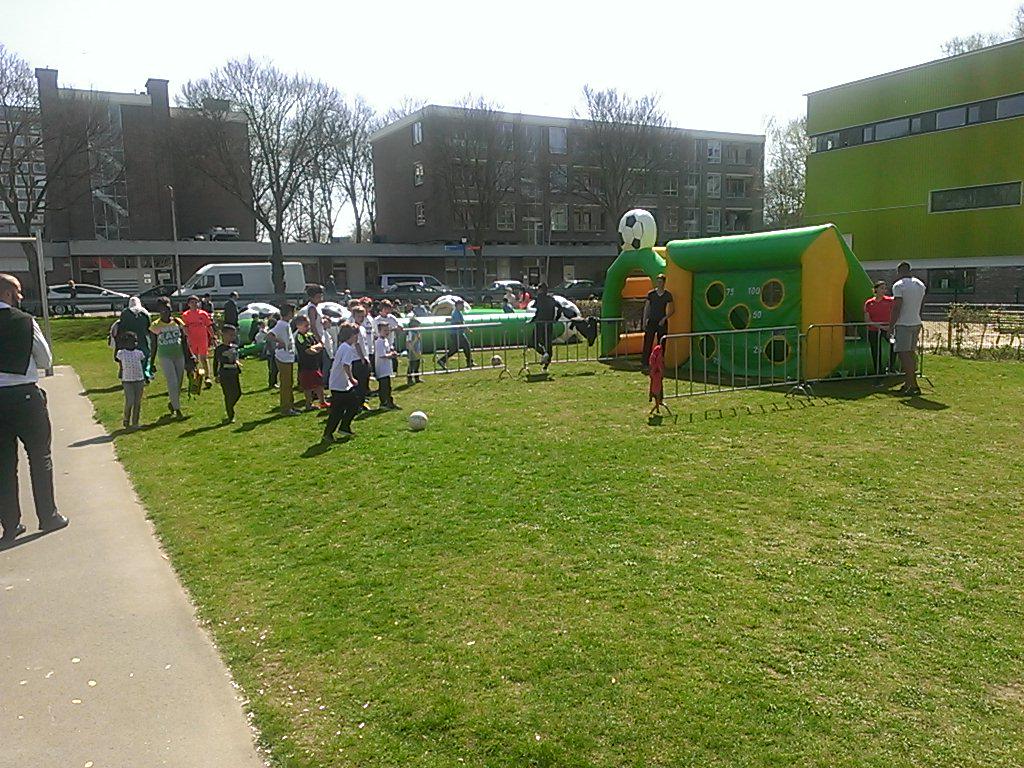 RobbinVerboon's tweet photo. Scoren in de Wijk @ADODenHaag tijdens de opening van het buitenseizoen in Bouwlust met @Streetsport070 http://t.co/RcW5SuebNd
