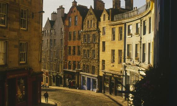 Coming to Edinburgh this summer? Check out @VisitScotland's literary guide to the city: bit.ly/literaryedinbu….