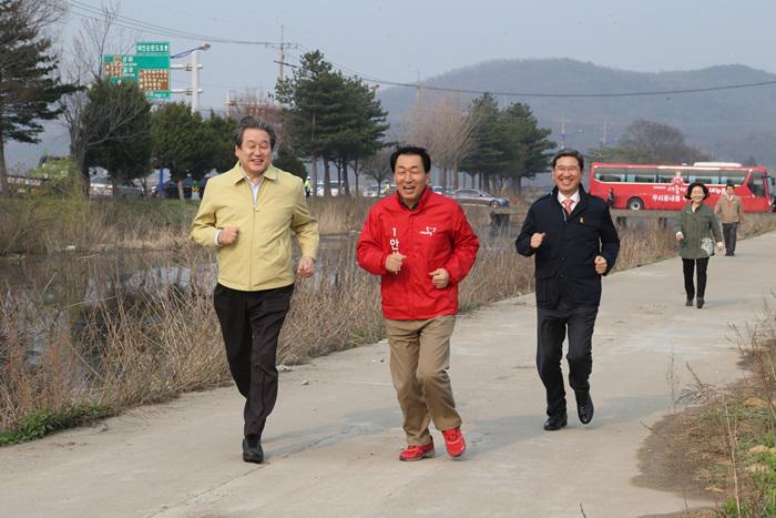 안상수 후보와의 뜀박질! 가볍게 이길 줄 알았는데 안후보 체력이 만만치 않습니다. 지역 곳곳을 발로 뛰고 걸어서 그렇다고 하니, 지역민을 직접 찾아다니며 섬기라는 뜻으로 운동화를 선물한 보람이 있습니다.