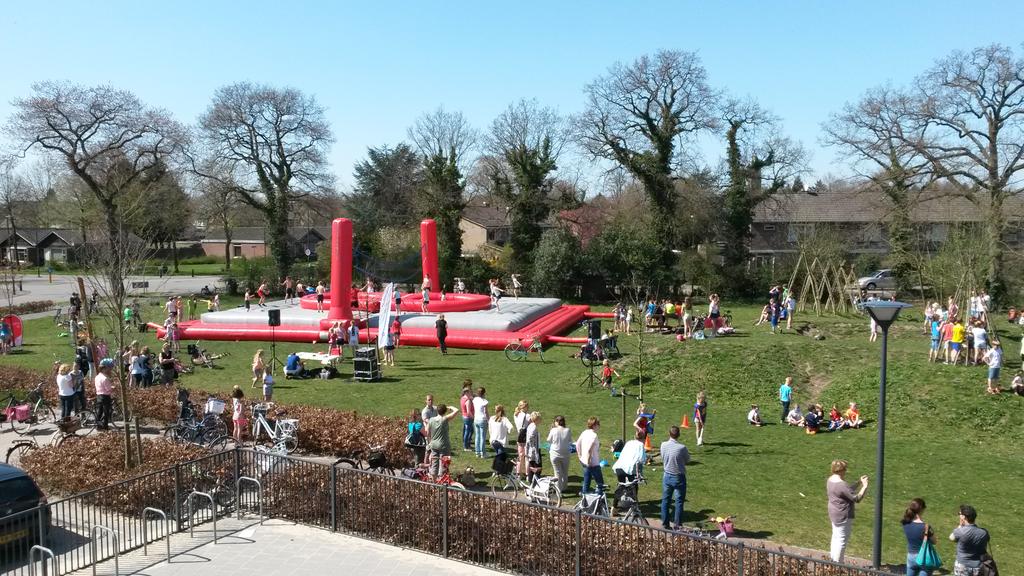 b_vanderlinden's tweet photo. #bossabal begonnen op grasveld Helder Camara school @kbsHelderCamara @BredaActief @teteringen360 @nuteteringen http://t.co/ax7wIPmpOq