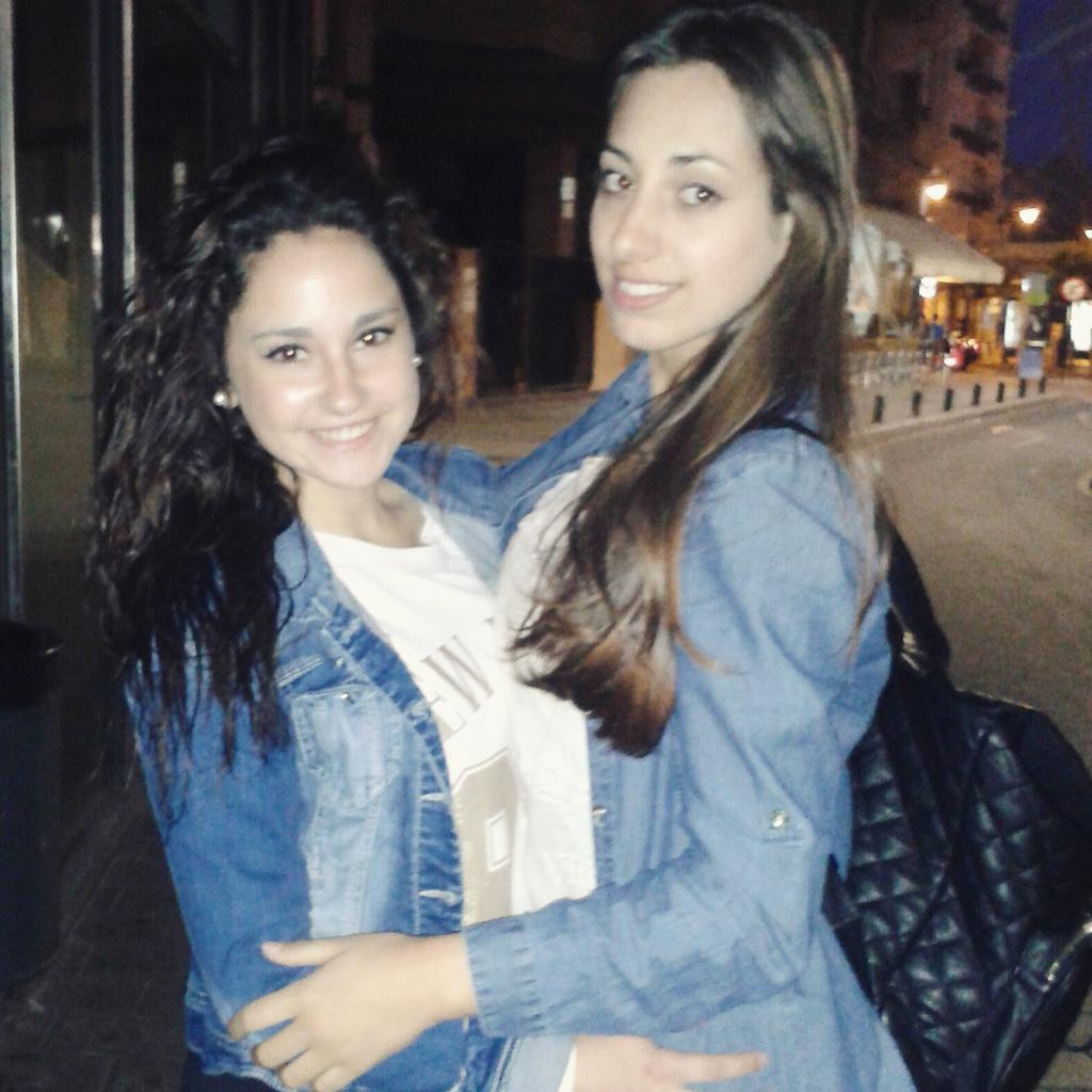EricaBernal2's tweet photo. Os quiero princesas! :) @Tamarabril http://t.co/Kf1IlV7cFI