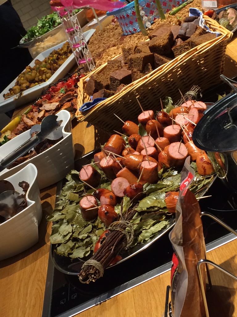 IdaNetta's tweet photo. Makkara on suomalaisten suosikkigrillattava. Tomi Nevala kattoi wilhemit tänään saunavastoille #grillaustutkimus2015 http://t.co/YuvRVTJUjk