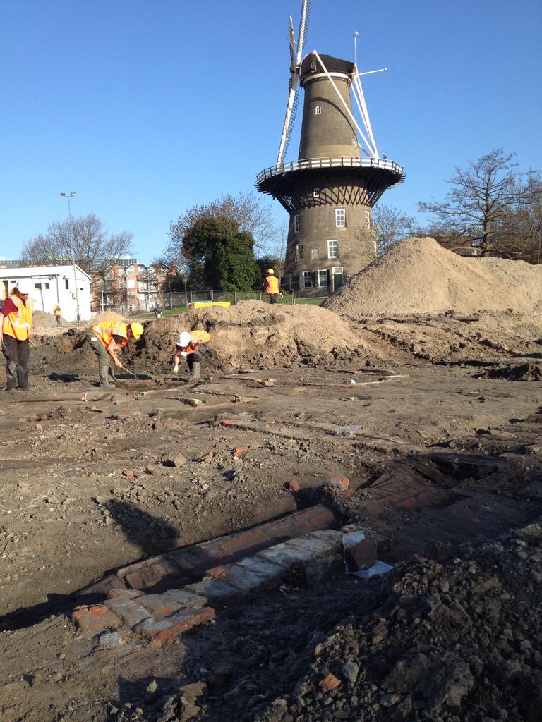 BrandenburghC's tweet photo. Opgraving Lammermarkt #Leiden is gestart door BAAC. De eerste huizen en waterputten zijn al gevonden. http://t.co/yAu1MRBZVe