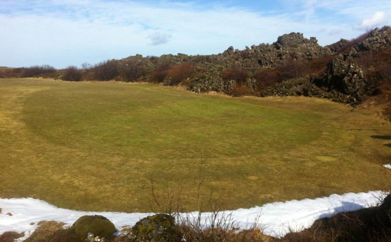 Fjórða flöt á Urriðavelli komin í vorskrúða. Sumarið er handan við hornið #oddur #urriðavöllur #golficeland