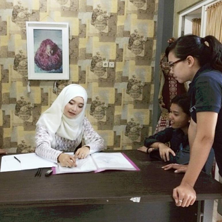 ByAyuDyahAndari's tweet photo. Intip behind the scene By Ayu Dyah Andari untuk Net TV hari ini yuk! Excited to see the result! 😙 Image: @putrimarvi http://t.co/4BrXO7uOz3