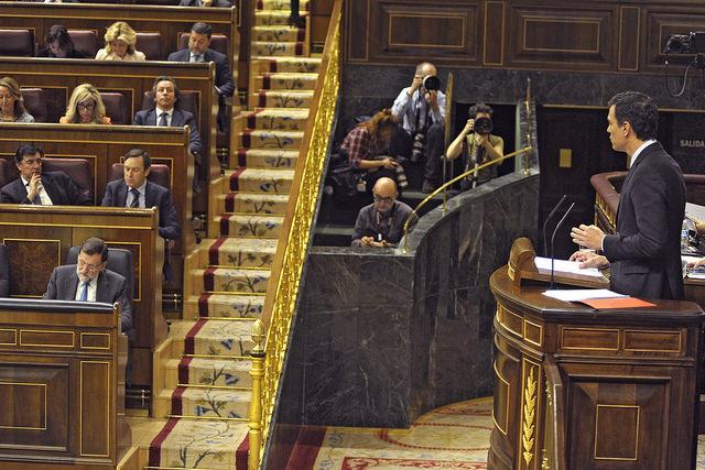 sanchezcastejon's tweet photo. Le pido, señor Montoro, que por decencia política abandone su escaño y dimita como ministro de Hacienda http://t.co/RNYNBAiurI
