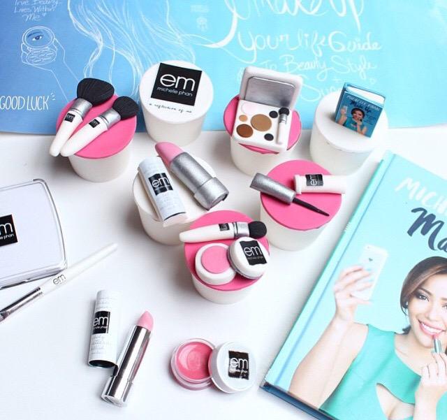 emcosmetics's tweet image. TOO CUTE! thanks @cuppyandcake for this adorable gift for @michellephan&apos;s bday 💗🎁🎂😍 #weloafyoudoughmuch #emcosmetics