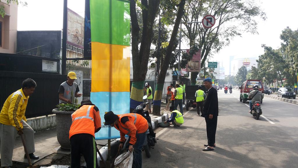 D_Sopyana's tweet photo. @ridwankamil @PemumBdg @PemkotBandung @dbmpkotabdg bersih itu indah.gatsu wil.cibangkong 15 april 2015.di bersihkan http://t.co/h9mWHCto7C