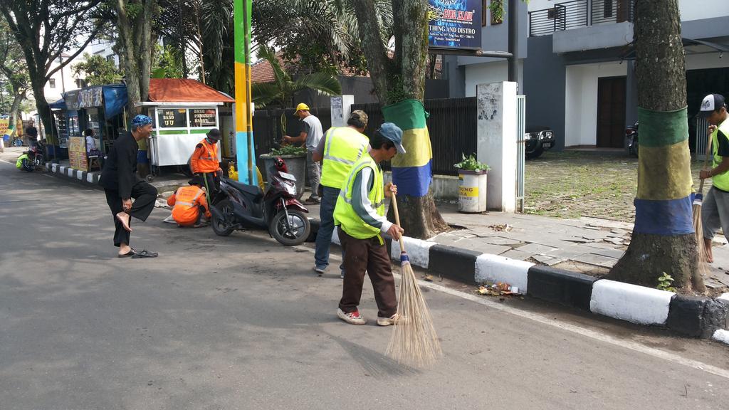 D_Sopyana's tweet photo. @ridwankamil @PemumBdg @PemkotBandung @dbmpkotabdg bersih itu indah.gatsu wil.cibangkong 15 april 2015.di bersihkan http://t.co/h9mWHCto7C