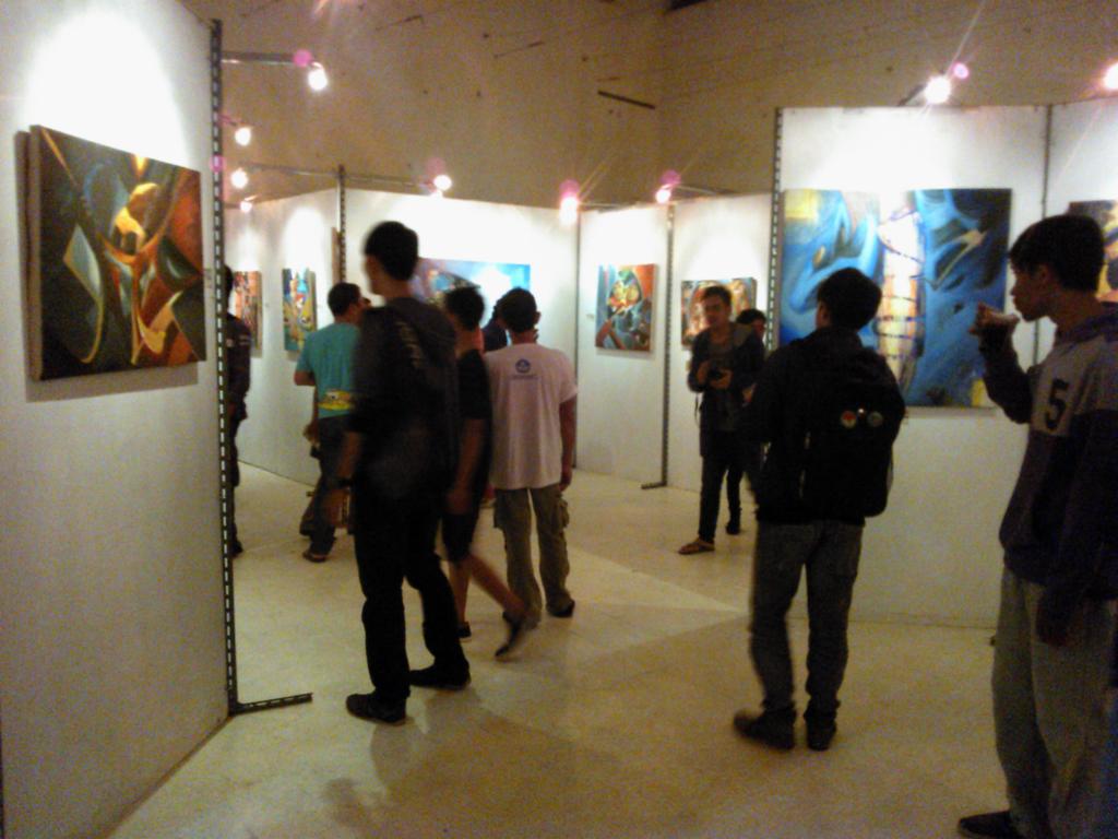 Kendari_Pics's tweet photo. Pameran "Napak Tilas Buton dalam Garis, Warna, dan Kolase 2015" @ Taman Budaya. Cc: @kendari_online @Kendari_UPDATE http://t.co/dSM8Yo9hX3