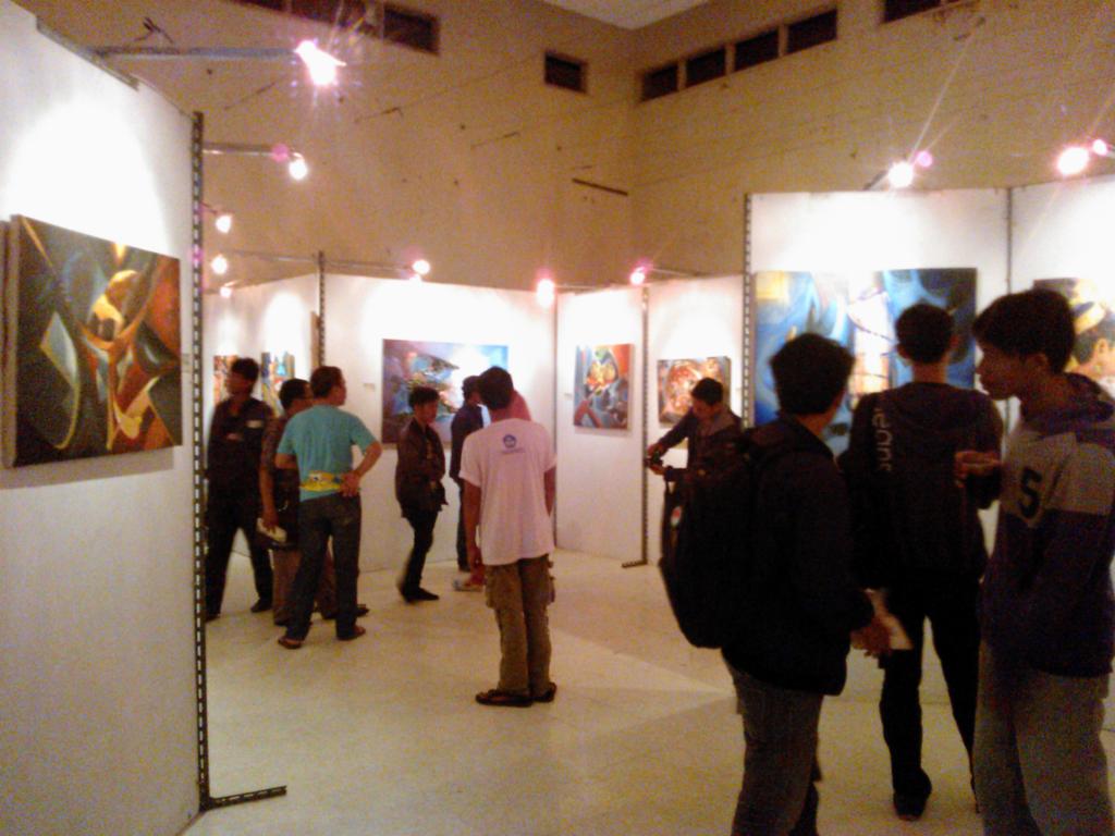 Kendari_Pics's tweet photo. Pameran "Napak Tilas Buton dalam Garis, Warna, dan Kolase 2015" @ Taman Budaya. Cc: @kendari_online @Kendari_UPDATE http://t.co/dSM8Yo9hX3