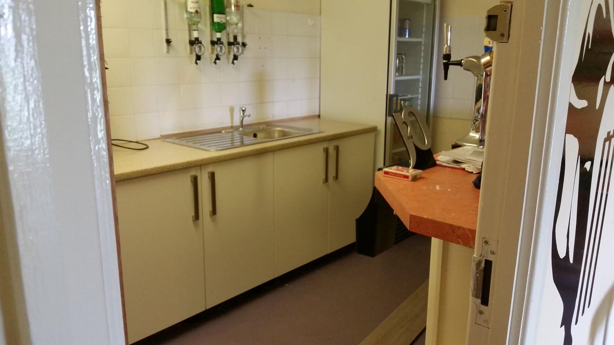 colerobertskbb's tweet photo. @CarillonCC Thanks for the photo's, the kitchen and bar area look better than ever with the @Keller_Keukens units! http://t.co/ChSqUlWqYC