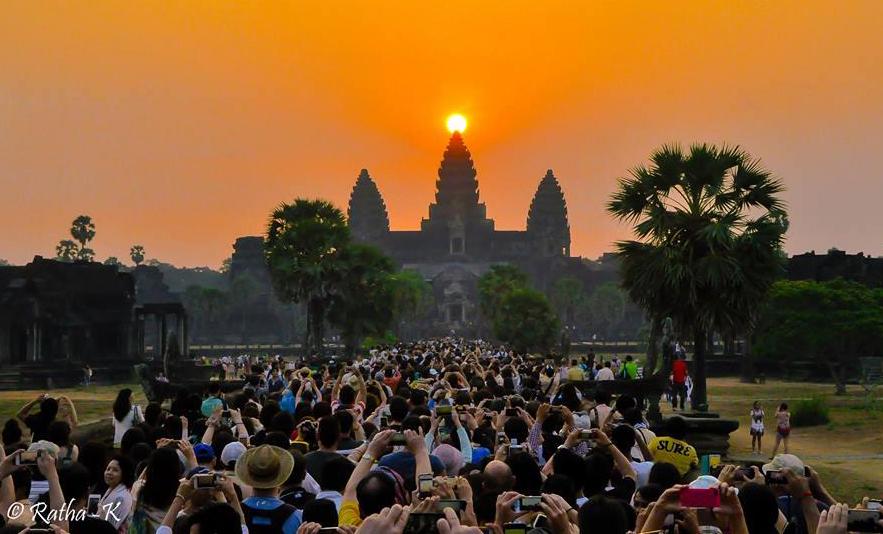 MiguelMorenatti's tweet photo. Una vez al año el sol se alinea con la perspectiva para coronar el templo Angkor Wat, Camboya.
Photo by Ratha-K http://t.co/nsI4Kk6xvg