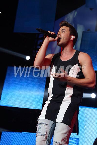 roycelyricbot's tweet photo. New pictures of @PrinceRoyce performing at La Mega Mezcla. http://t.co/KWLvLIm3lJ
