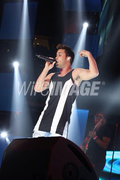 roycelyricbot's tweet photo. New pictures of @PrinceRoyce performing at La Mega Mezcla. http://t.co/KWLvLIm3lJ