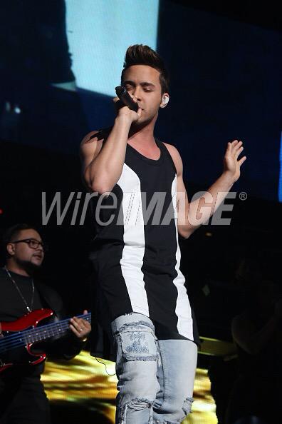 roycelyricbot's tweet photo. New pictures of @PrinceRoyce performing at La Mega Mezcla. http://t.co/KWLvLIm3lJ