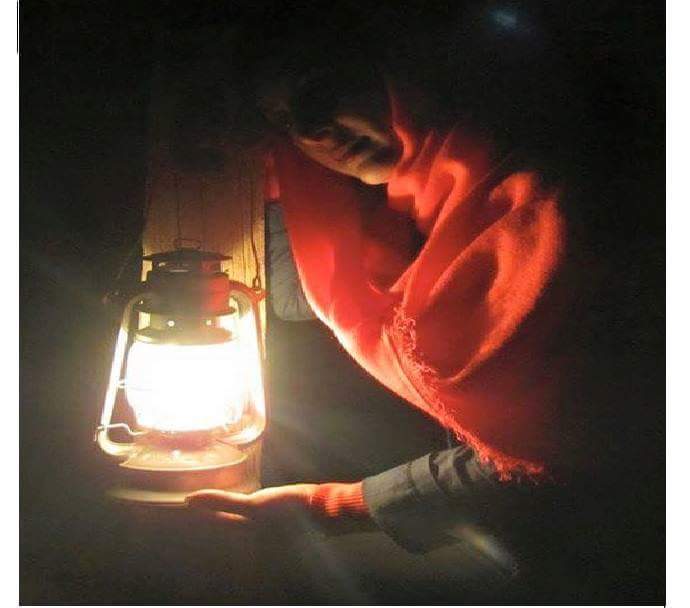 ئه م شه و ج شه ويكى بئ ده نكه وه ك ئه وه وايه كه س له دونيادا نه بيت
يان ئه وه تا من له دونياى كهس دا نيم